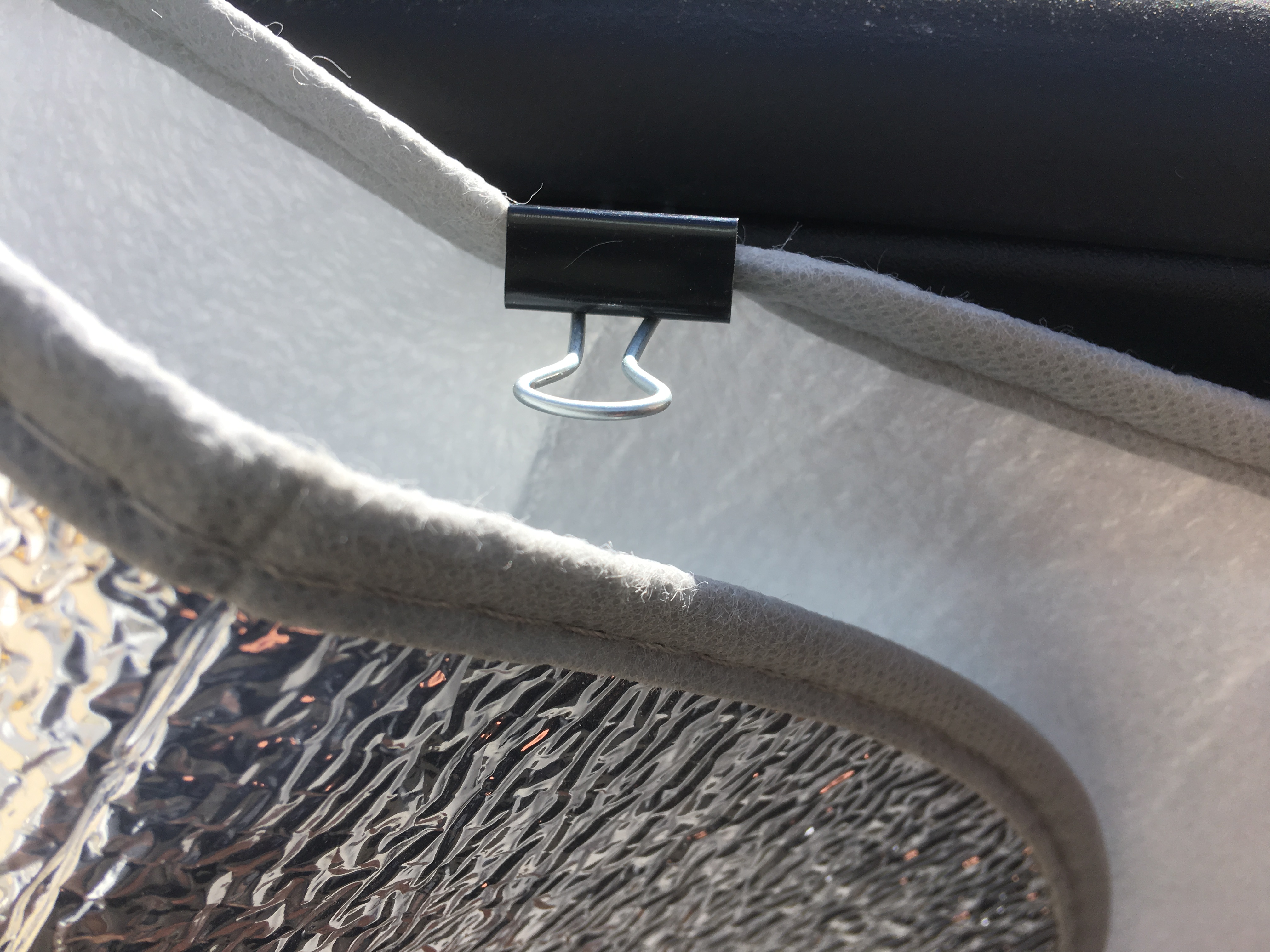 Hold a sunshade on a side window