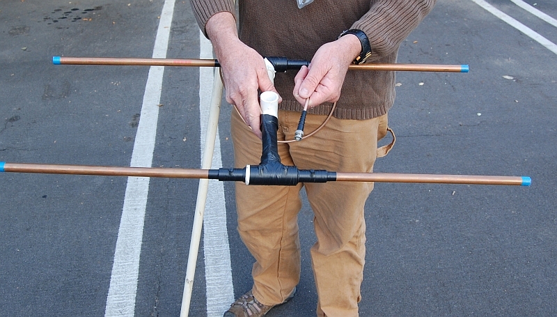 Close-up &quot;B&quot; of 2 element antenna