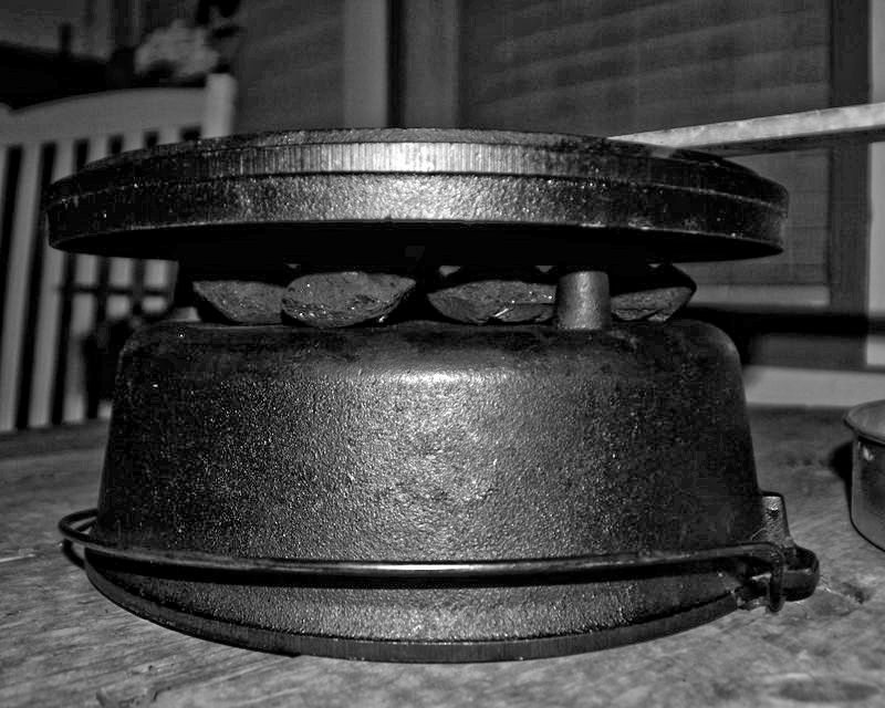 Great spacing between lid and feet of the 12&quot; Dutch oven turned upside down.