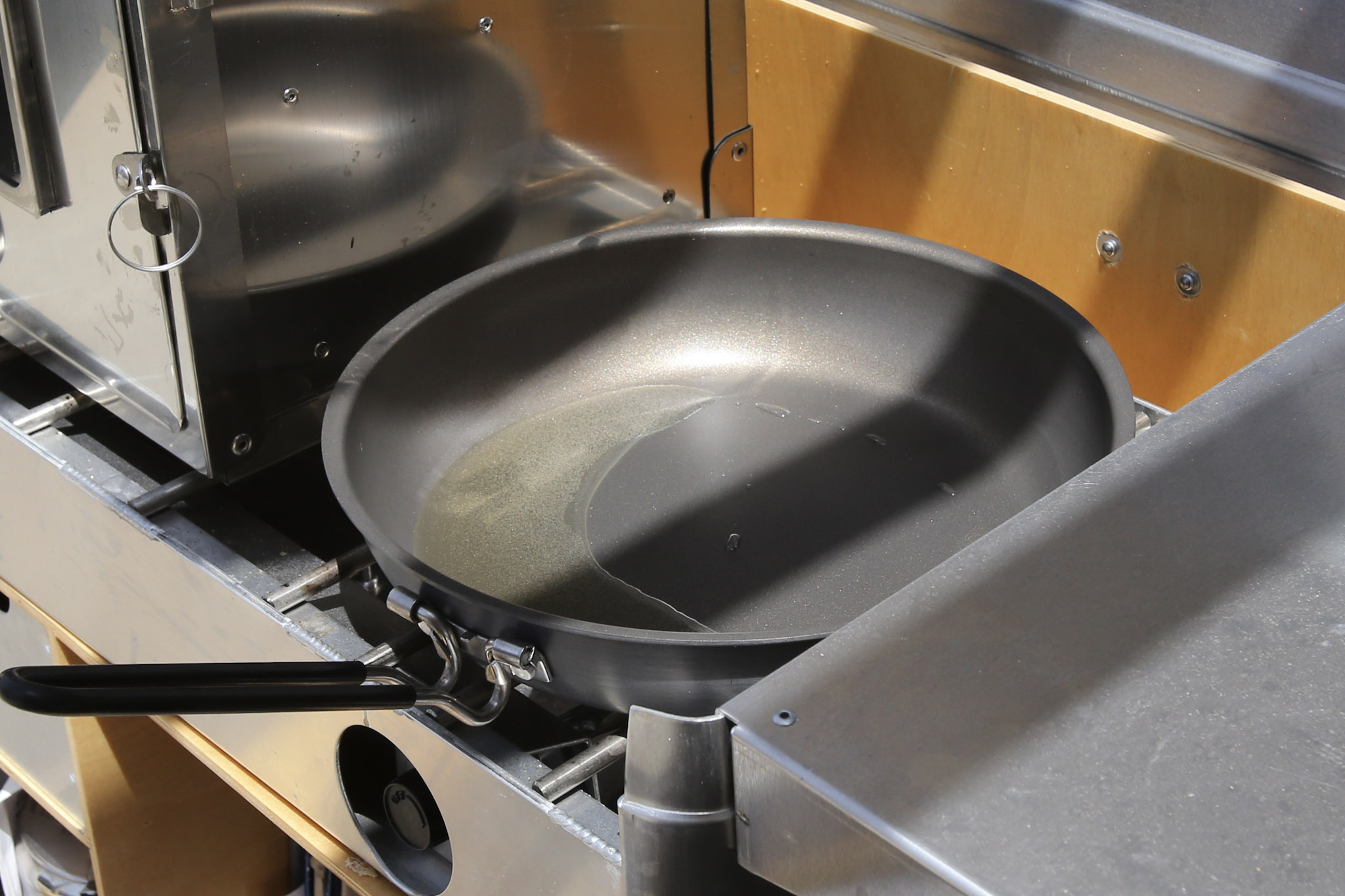 A few tablespoons of oil over medium heat.