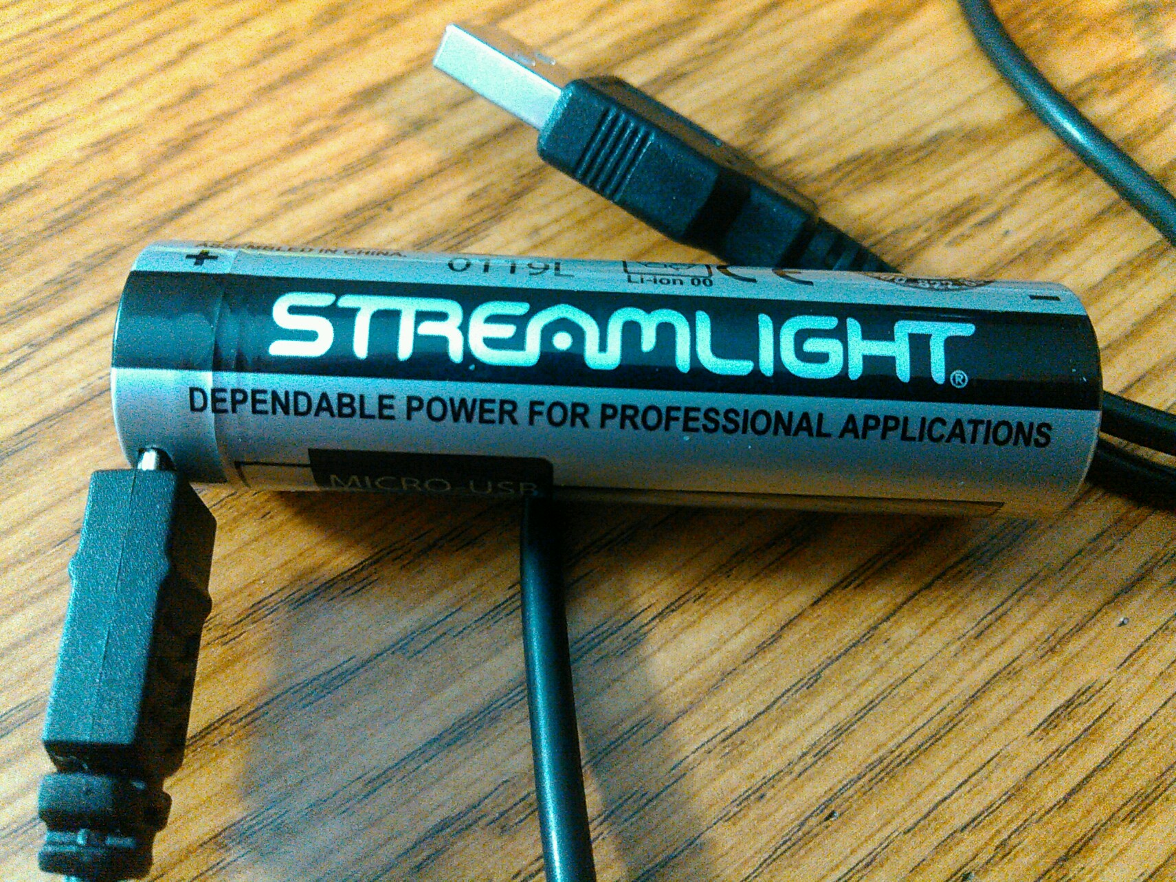 Streamlight 18650 Battery - built in charing port.jpg