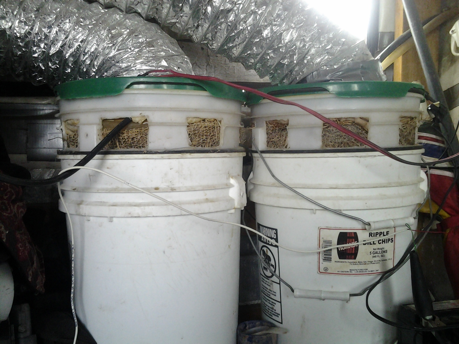 this is a shot of the lid and the 12 Volt fan going to a duck work