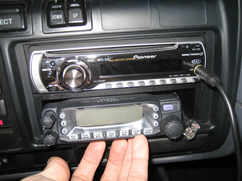 Yaesu 7800r install 04.27.08 017 copy.jpg